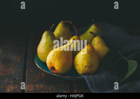 Les poires sur une assiette, still life Banque D'Images