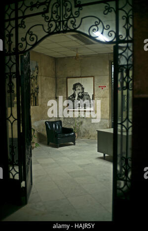 Une photo de Fidel Castro est suspendu dans l'entrée de l'édifice municipal de La Havane, Cuba, la nuit Banque D'Images