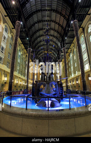 Les navigateurs, une sculpture de David Kemp à l'Hay's Galleria sur London South Bank Banque D'Images