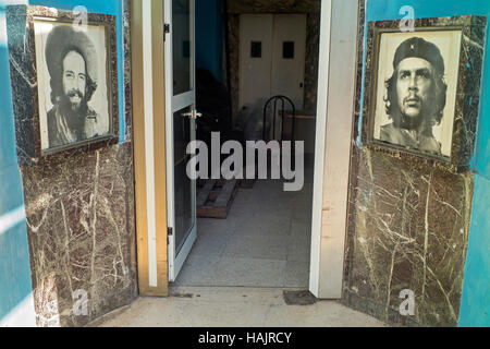 Art cubain, photos de Camilo Cienfuegos et de Che Guevara portraits photographiques de chaque côté de l'entrée au bâtiment de la Havane Cuba Banque D'Images