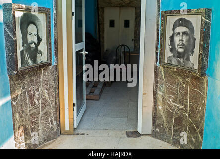 Art cubain, photos de Camilo Cienfuegos et de Che Guevara portraits photographiques de chaque côté de l'entrée au bâtiment de la Havane Cuba Banque D'Images