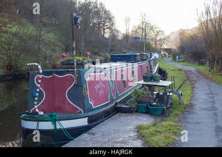 Des bateaux sur le canal de Rochdale Canal, entre Hebden Bridge et Todmorden, Calderdale. Banque D'Images