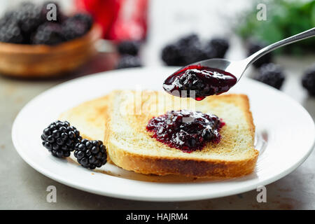 Toast avec confiture maison Banque D'Images