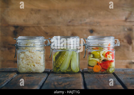 Légumes marinés dans des bocaux en verre Banque D'Images