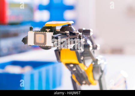 IC puce électronique dans le bras de robot Banque D'Images