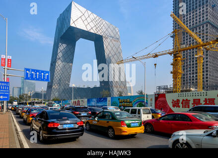 La tour CCTV - Les voitures sont coincés dans le trafic lourd sur le troisième Ring Road à l'avant de la tour de la CCTV Tower. Banque D'Images