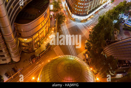 Rue de la ville de nuit Sommaire - une nuit après une présentation de l'intersection de la rue commerciale près de Nanjing Road dans le centre-ville de Shanghai. Banque D'Images