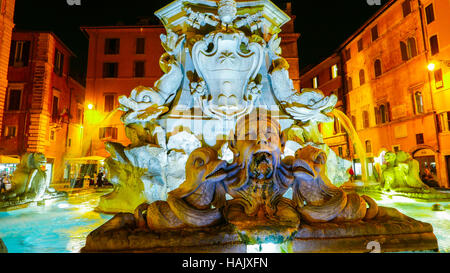 La fontaine au Panthéon à Rome - belle de nuit Banque D'Images