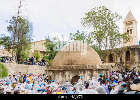 Jérusalem, Israël - Apr 10, 2015 : une foule de pèlerins éthiopiens prie au Saint Sépulcre l'Église le vendredi saint orthodoxe, dans la vieille ville de Jerusale Banque D'Images