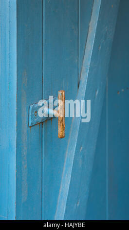 Partie d'une porte en bois bleu avec vieux manche Banque D'Images