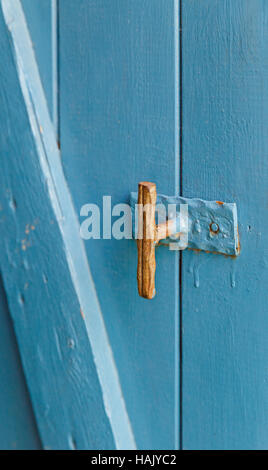 Partie d'une porte en bois bleu avec vieux manche Banque D'Images