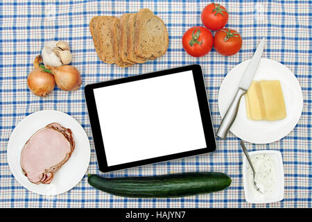 Table du petit déjeuner avec tablette numérique vierge dans le centre Banque D'Images