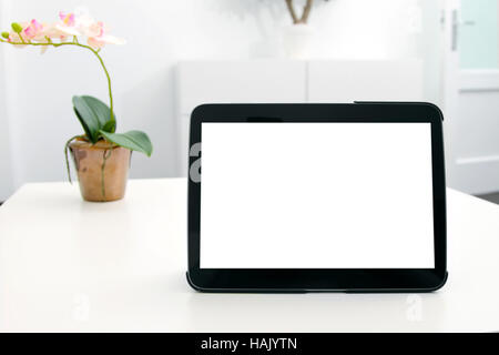 Tablette numérique vierge sur la table dans la chambre Banque D'Images