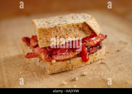 Tranches de Bacon Bloomer Sandwich sur une planche en bois Banque D'Images