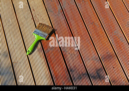 Terrasse avec patio en bois peinture huile de protection Banque D'Images