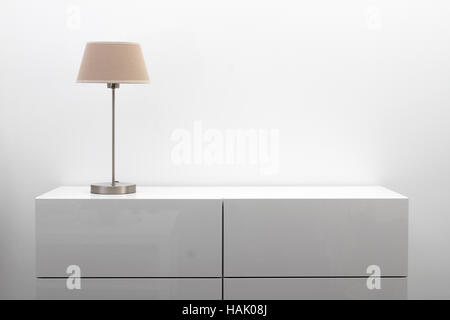 Commode blanche avec une lampe de table en intérieur le minimalisme lumineux Banque D'Images