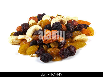 Mélanges de noix et raisins secs isolated on white Banque D'Images