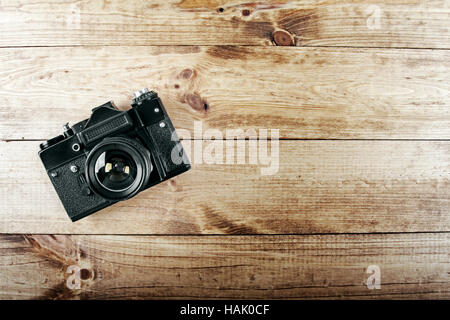 Old vintage photo caméra sur table en bois Banque D'Images