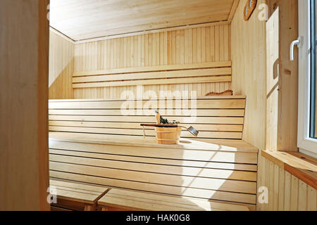 Sauna en bois de style classique l'intérieur Banque D'Images