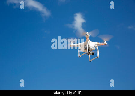 Drone vole contre le ciel bleu sur sunny day Banque D'Images