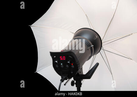 Studio de photographie avec un flash parapluie blanc et noir copy space Banque D'Images