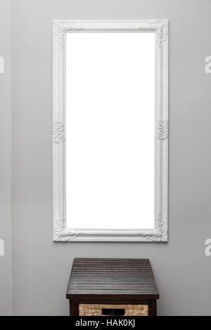 Miroir vintage blanc cadre sur le mur gris Banque D'Images