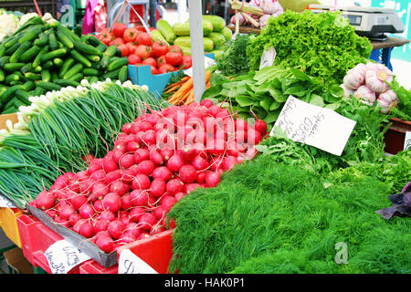Table avec des légumes frais du marché des agriculteurs Banque D'Images