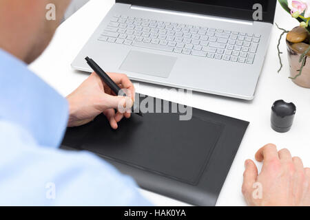 Designer graphique dessin sur tablette numérique Banque D'Images