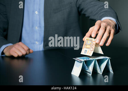 Immeuble d'affaires à partir de la pyramide financière euro argent Banque D'Images