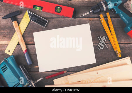 Projet de travail du bois, des outils et une feuille blanche sur la table en bois Banque D'Images