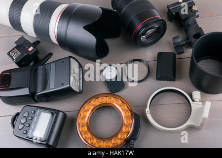 Les lentilles de l'appareil photo et l'équipement sur fond de bois Banque D'Images