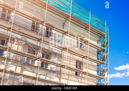 Avec l'échafaudage extérieur de maison - vieille ville de restauration des façades du bâtiment Banque D'Images