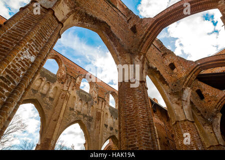 Ruines du château antique contre le ciel bleu à Tartu, Estonie Banque D'Images