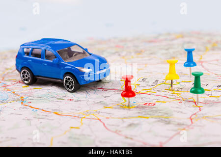 Road Trip concept, voiture avec points de destination sur la carte Banque D'Images