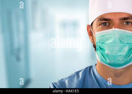 Médecin Chirurgien avec masque de visage debout dans le couloir de l'hôpital Banque D'Images
