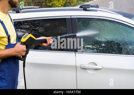Lavage de voiture avec nettoyeur haute pression Banque D'Images