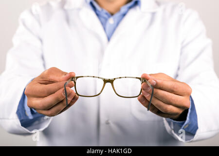L'optométriste qui a donné une nouvelle lunettes pour patient Banque D'Images
