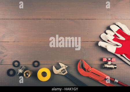 Outils de plomberie sur table en bois avec copyspace Banque D'Images