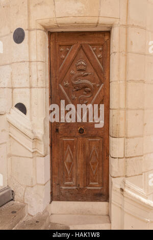 Une porte sur un escalier dans le château de Chambord. Les insignes royaux, sous la forme d'une Salamandre, de François le 1er peut être vu étroitement carv Banque D'Images