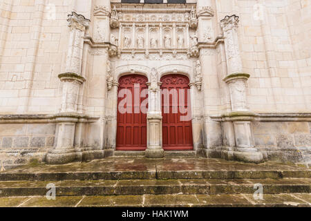 Magnifiquement Sculpté en pierre de la porte d'entrée à l'église Saint-Jean-Baptiste de Montresor à Montrésor, dans la vallée de la Loire en France. Banque D'Images