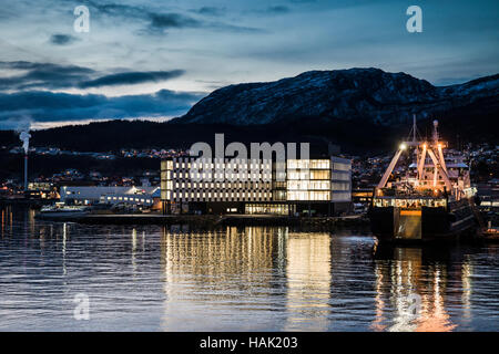 Chalutier à quai à Harstad, tôt le matin, dans le Nord de la Norvège. Banque D'Images