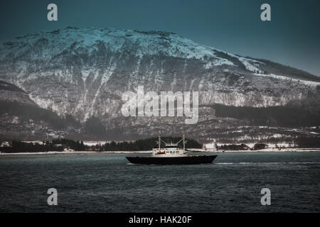 Traversée en ferry de voiture norvégien un fjord pendant les mois d'hiver. Banque D'Images