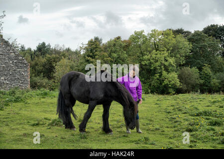 Femme à cheval sur la Terre - Ecosse Banque D'Images
