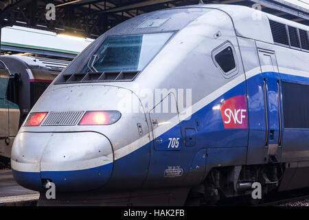 Attend un TGV départ à gare de Paris Est. Banque D'Images