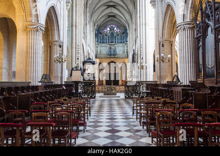 La nef de Saint Germain l'Auxerrois à Paris. Banque D'Images