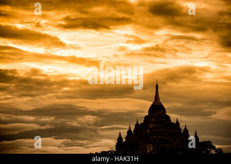 Temple Thatbyinnyu Silhouette Bagan Myanmar // Silhouette du temple Thatbyinnyu au coucher du soleil à Bagan, Myanmar (Birmanie) BAGAN, Myanmar (Birmanie) - construit au 12ème siècle, le temple Thatbyinnyu est l'un des temples les plus importants de la zone archéologique de Bagan. Il est adjacent au célèbre temple Ananda. Bagan était l'ancienne capitale du Royaume de Pagan. Pendant son apogée, du IXe au XIIIe siècle, plus de 10 000 temples bouddhistes et pagodes ont été construits. Plusieurs milliers d'entre eux survivent aujourd'hui. # Thatbyinnyu Temple rapport de recherche ## Sommaire Thatbyinnyu Temple (aussi connu sous le nom de Mo Banque D'Images