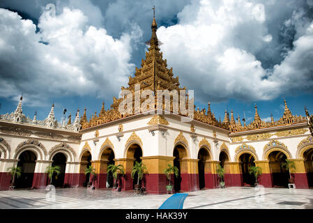 MANDALAY, Myanmar — le temple du Bouddha Mahamuni (également connu sous le nom de pagode Mahamuni) est un site religieux très vénéré à Mandalay. En son cœur se trouve l'image du Bouddha Mahamuni, réputée être l'une des cinq seules ressemblances originales du Bouddha faites au cours de sa vie. Il est recouvert de feuilles d'or données en hommages par des fidèles et des pèlerins. Banque D'Images