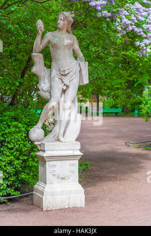 Sculpture de marbre allégorie de la vérité sculpteur M. Gropelli dans le jardin d'été à Saint-Pétersbourg Banque D'Images