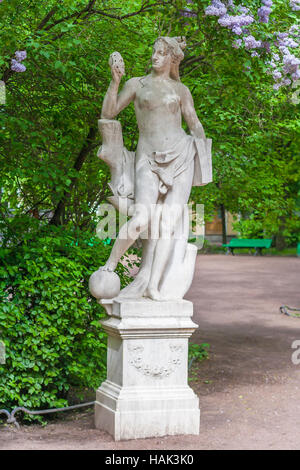 Sculpture de marbre allégorie de la vérité sculpteur M. Gropelli dans le jardin d'été à Saint-Pétersbourg Banque D'Images