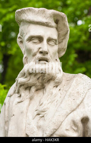 Buste sculptural de l'Esculape (Asclépios) et Romain dieu grec de la médecine dans le jardin d'été, Saint-Pétersbourg Banque D'Images